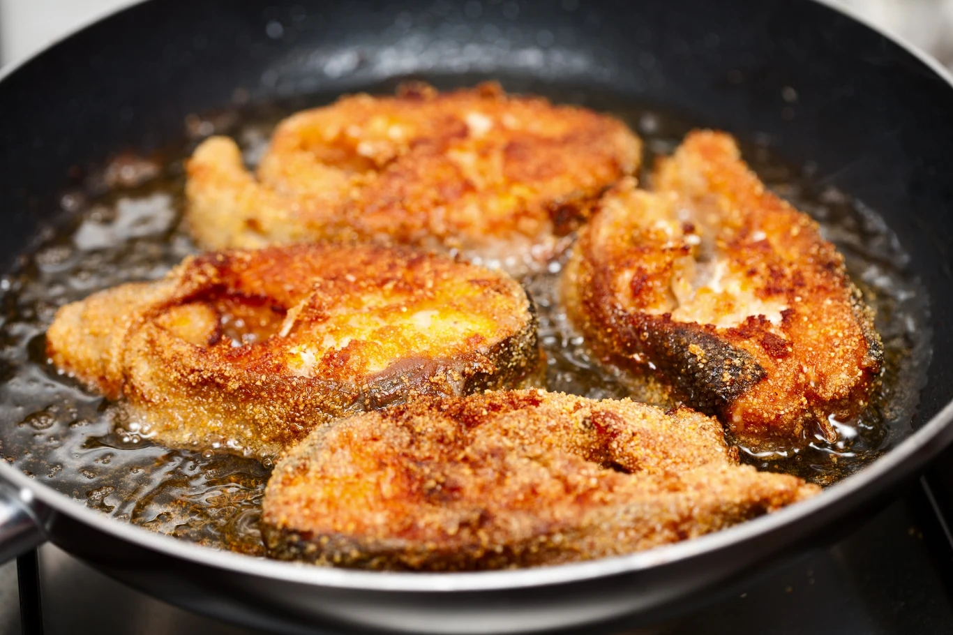 Jak pozbyć się zapachu smażonej ryby? Warto wypróbować te sposoby. Jak pozbyć się zapachu smażonej ryby? Warto wypróbować te sposoby.