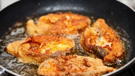 Jak pozbyć się zapachu smażonej ryby? Warto wypróbować te sposoby.