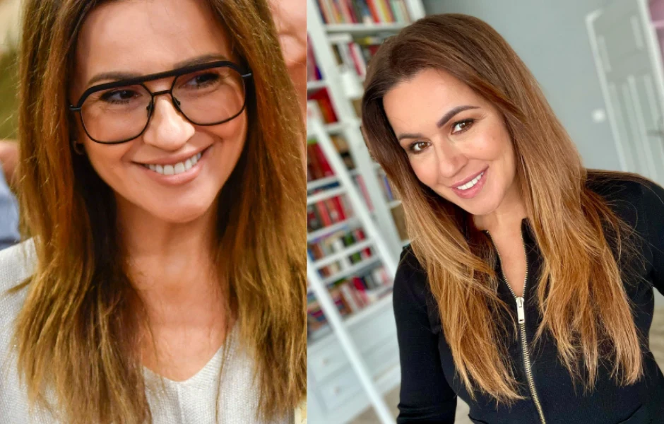 Dwie kobiety z długimi, brązowymi włosami uśmiechają się. Po lewej kobieta ma na sobie jasną bluzkę oraz duże okulary. Po prawej kobieta ubrana jest na czarno, w tle widać regał z książkami.