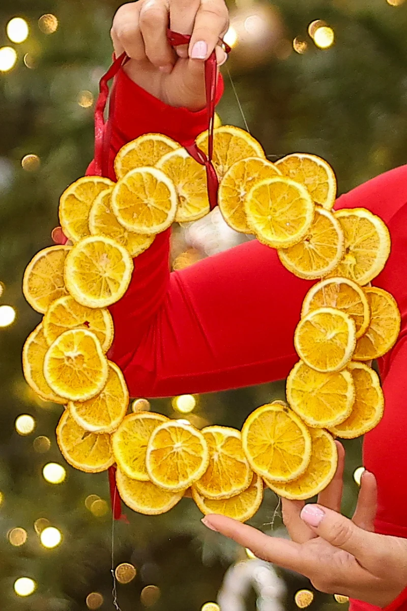 Pomarańczowy wianek na drzwi wygląda bardzo efektownie