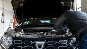 Krótkie trasy potrafią zniszczyć drogi element. Naprawa to kilka tys. zł