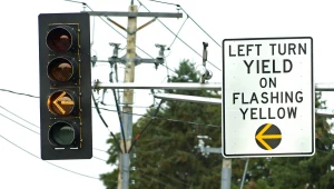 Żółta strzałka na sygnalizatorach ułatwia jazdę. Co oznacza? 