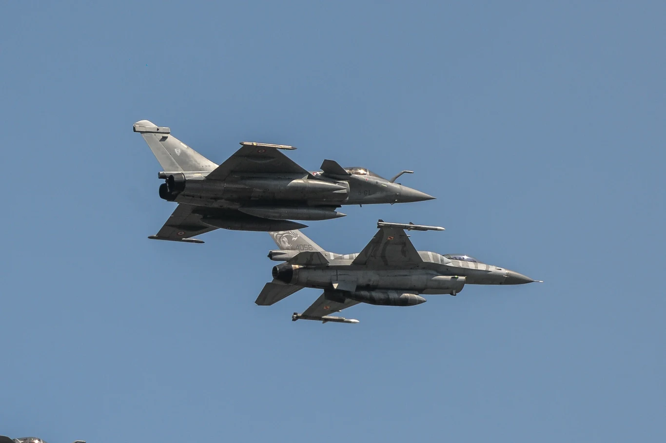 Kolejne naloty Rosji na Ukrainę. Polska poderwała myśliwce Dwa wojskowe odrzutowce w locie na tle bezchmurnego nieba, maszyny lecą równolegle, prezentując aerodynamiczne sylwetki i uzbrojenie pod skrzydłami.