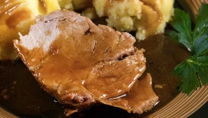 Miękka i aromatyczna karkówka od Karoliny Stolarskiej-Bigos. Wykorzystasz to, co zostało po świętach