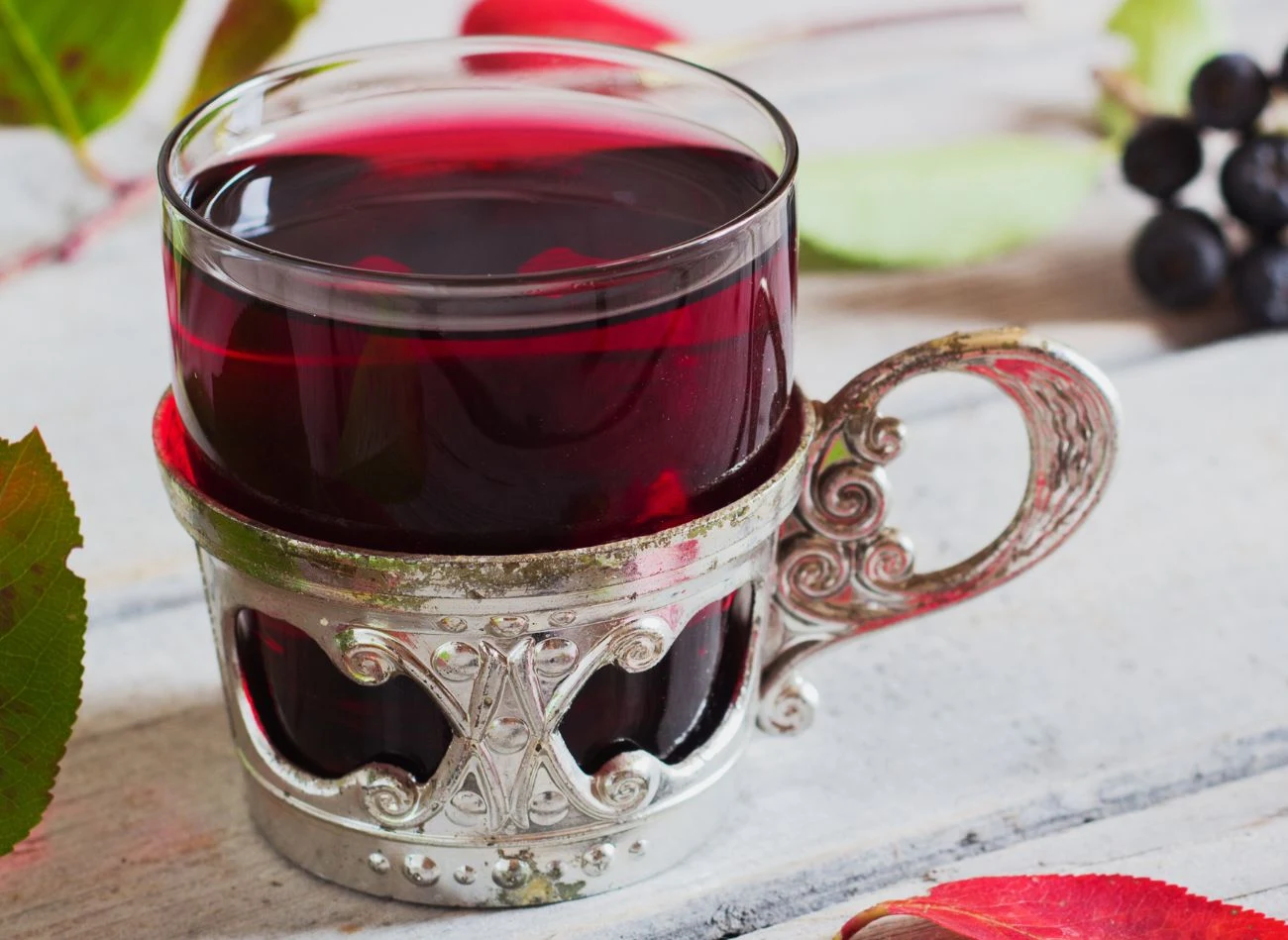 Aronia ma wiele witamin i wartości. Doskonale smakuje w formie naparu. Aronia ma wiele witamin i wartości. Doskonale smakuje w formie naparu.