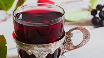 Aronia ma wiele witamin i wartości. Doskonale smakuje w formie naparu.