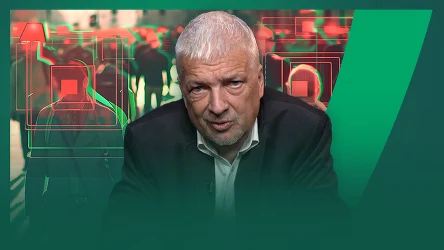 Starszy mężczyzna w garniturze na pierwszym planie, w tle cyfrowa ilustracja przedstawiająca anonimowe sylwetki ludzi i elementy symbolizujące monitoring i rozpoznawanie twarzy przy użyciu technologii cyfrowej.