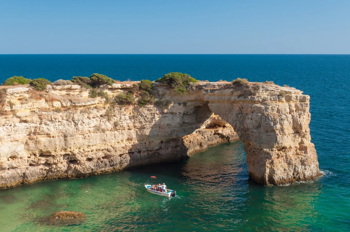 Wybrzeże Algarve słynie z charakterystycznych formacji skalnych Wybrzeże Algarve słynie z charakterystycznych formacji skalnych