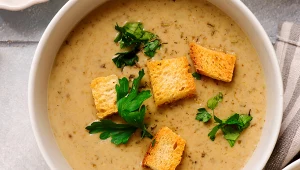 Szybka zupa z tego, co zostało po świętach. Chlebowa od Karoliny Stolarskiej-Bigos zaskakuje głębokim smakiem