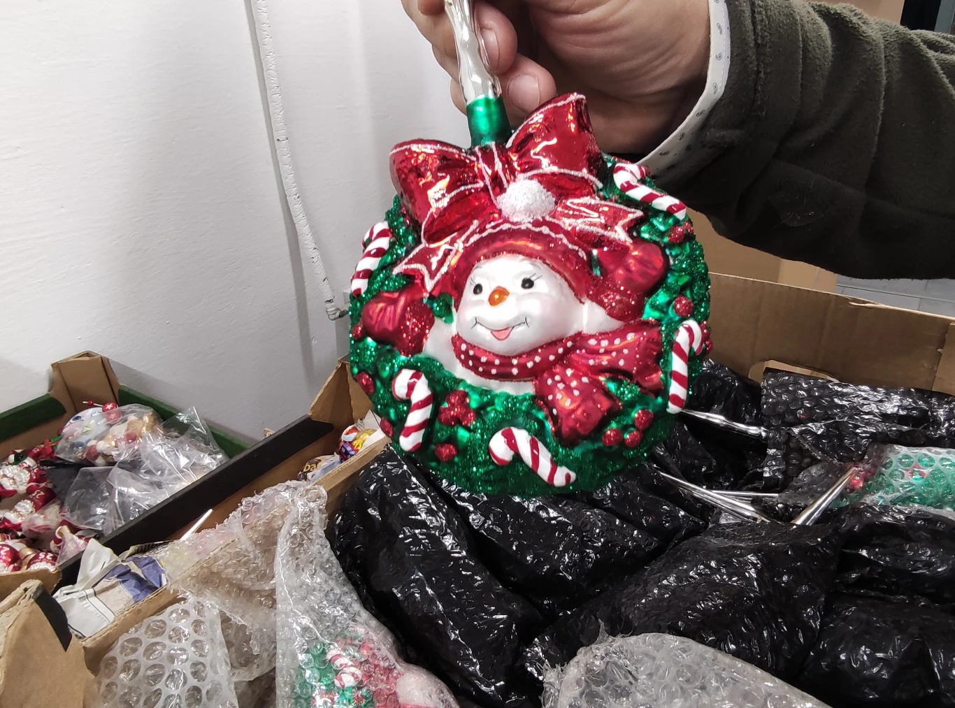 "Bańki na amerykański rynek muszą się błyszczeć" Bombka choinkowa w kształcie wieńca światecznego z bawłankiem