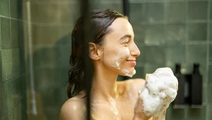 Nie rób tego pod prysznicem zimą. Błąd, który przesusza skórę