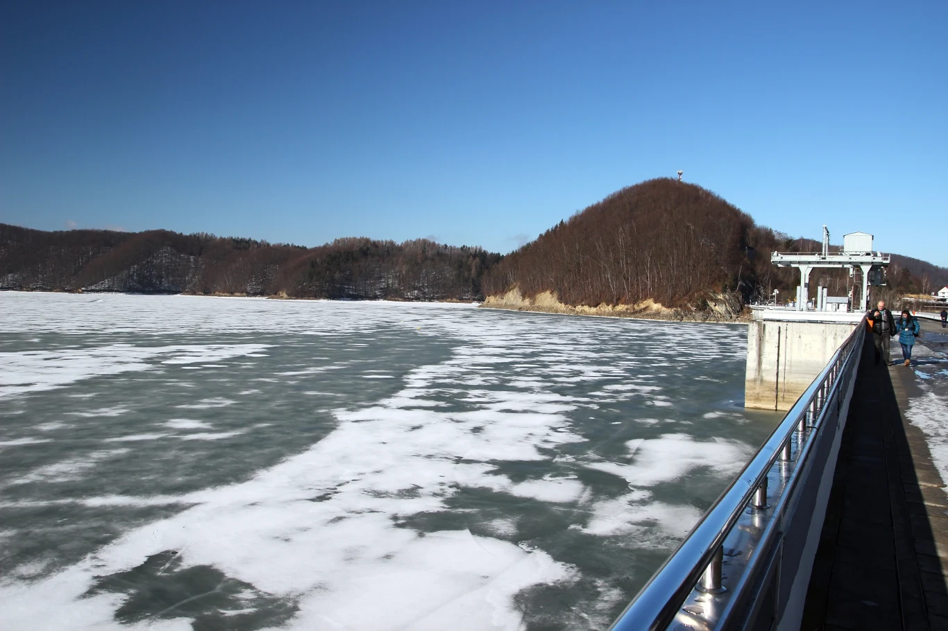 Zimowy pobyt nad Jeziorem Solińskim to świetny pomysł. O tej porze roku panuje tutaj spokój, a widoki są zachwycające
