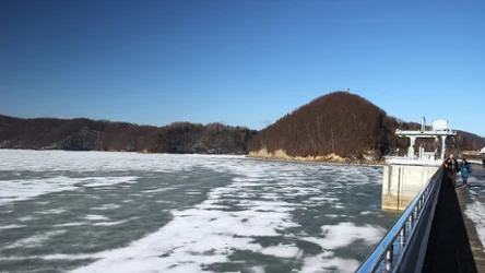 Zimowy pobyt nad Jeziorem Solińskim to świetny pomysł. O tej porze roku panuje tutaj spokój, a widoki są zachwycające