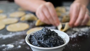 Wskazany dla kobiet po czterdziestce. Wspiera kolagen, koi i rozświetla