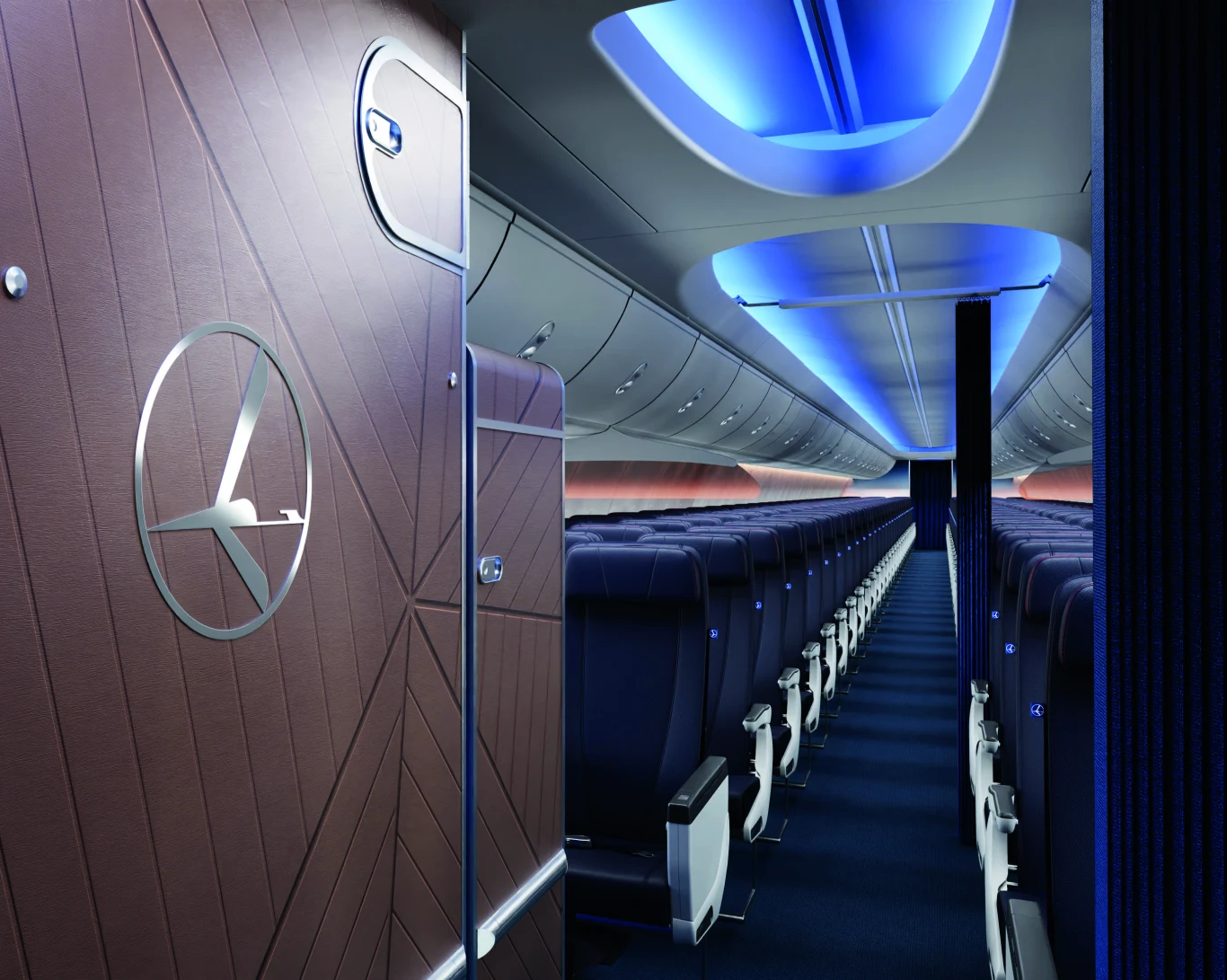 Nowoczesne wnętrze samolotu pasażerskiego z rzędem pustych foteli oraz delikatnym, niebieskim oświetleniem na suficie, po lewej stronie widoczne są drzwi z logo linii lotniczych.