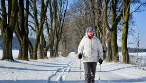 Tyle kalorii spalisz spacerując, a tyle biegając. Postaw na aktywność po świętach 