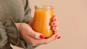 Sok napinający skórę. Pij go mądrze: po jedzeniu, powoli i przez słomkę