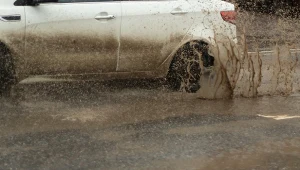 Kurtka doszczętnie zniszczona, bo ochlapał cię samochód? Oto twoje prawa