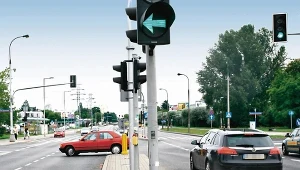Za sygnalizatorem świetlnym pozwalającym jedynie na skręt w lewo absolutnie nie wolno zawracać