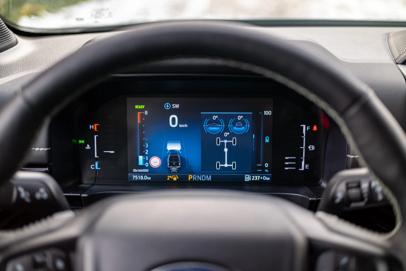 Cyfrowe zegary mogą pokazywać parametry przydatne podczas jazdy w terenie, na przykład przechył wzdłużny i poprzeczny.