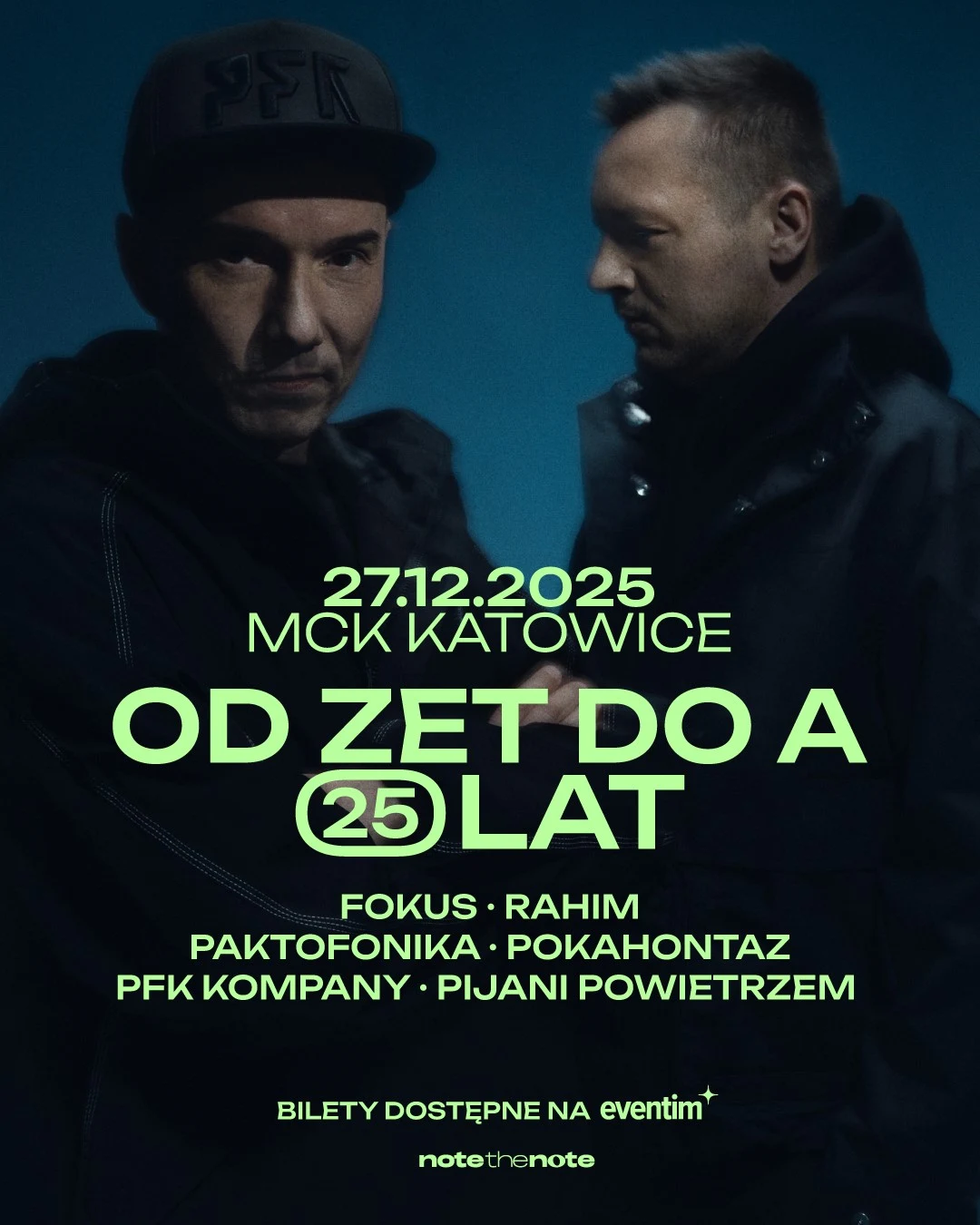 Dwóch mężczyzn pozuje na ciemnym tle, centralnie umieszczone są napisy informujące o koncercie z okazji 25-lecia działalności muzycznej zespołów oraz listą występujących artystów i datą wydarzenia w Katowicach.