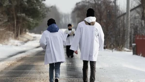 Ministranci towarzyszą księżom podczas kolęd