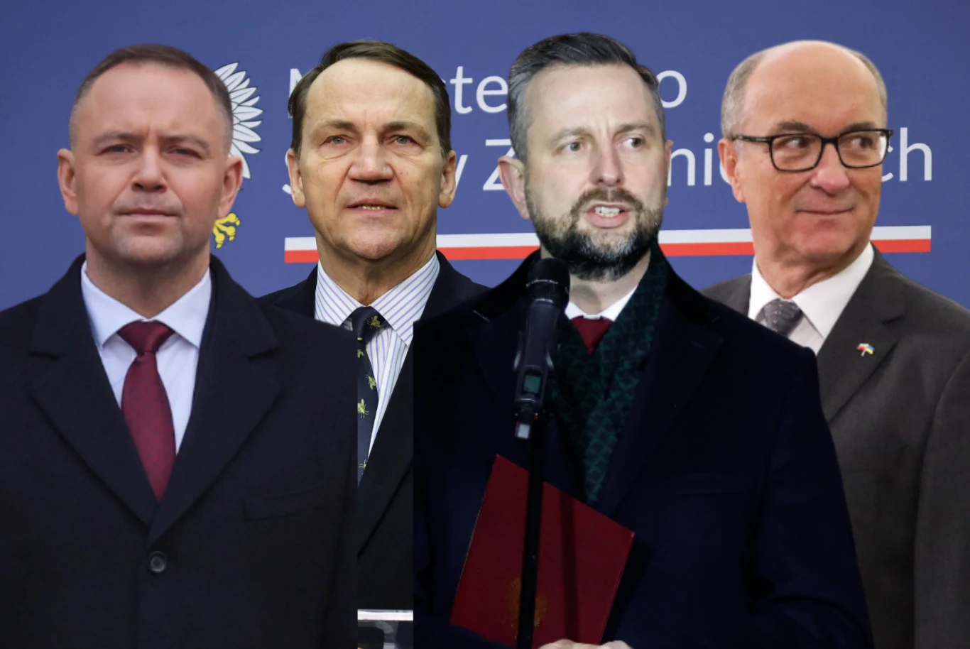 Kto jest najlepiej ocenianym politykiem w Polsce? Czterech mężczyzn w garniturach ustawionych w szeregu na tle niebieskiego ekranu z napisem urzędowym oraz godłem państwowym, wszyscy patrzą w różnych kierunkach, dwóch z nich posiada mikrofon.