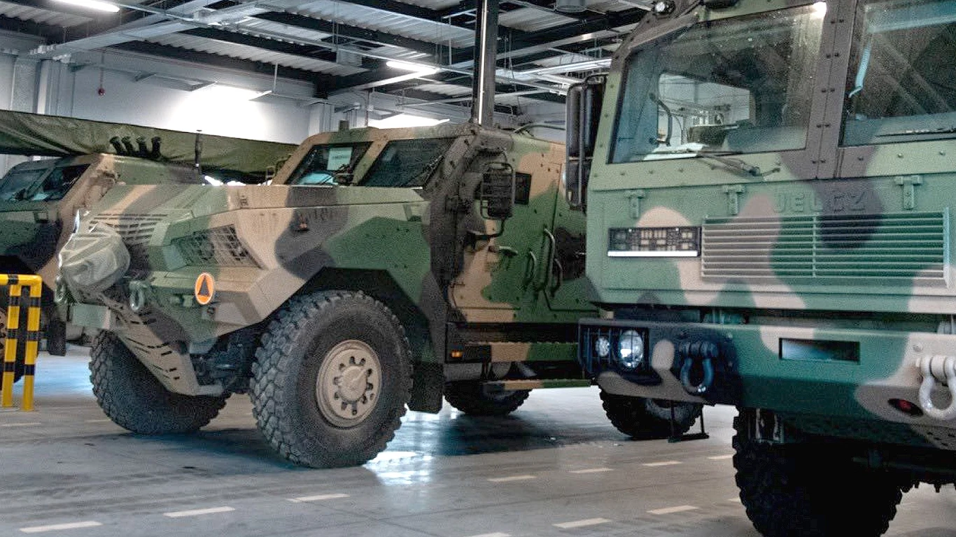 Potężne systemy uderzeniowe Gladius trafiły do Wojska Polskiego Wozy opancerzone o wojskowym kamuflażu ustawione w hangarze, widoczne światła, elementy zabezpieczające oraz masywne opony podkreślające ich przeznaczenie do zadań militarnych.