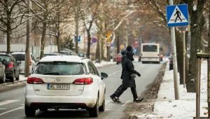Czy piesi muszą zejść z przejścia, by samochód mógł ruszyć?