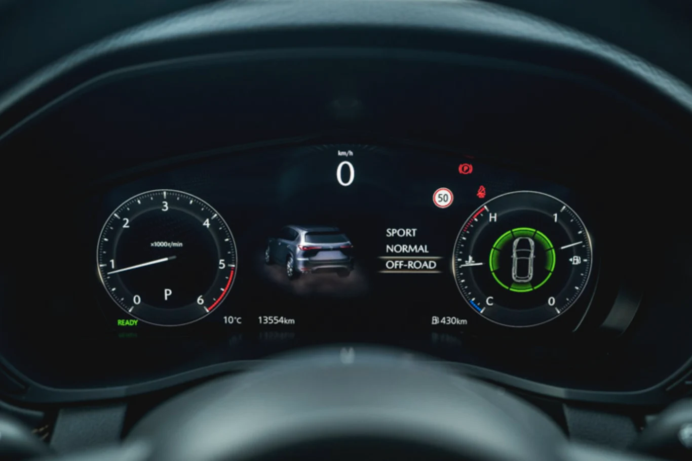 Cyfrowy kokpit samochodu z centralnym wyświetlaczem prezentującym prędkość, obraz pojazdu oraz ustawienia trybów jazdy, otoczony wskaźnikami obrotomierza, poziomu paliwa i temperatury.