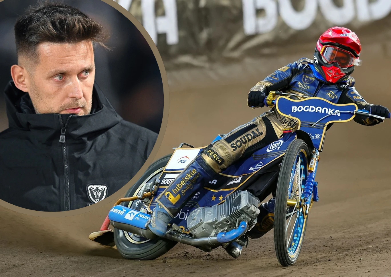 Zawodnik żużlowy w pełnym stroju wyścigowym oraz kasku pokonuje zakręt na torze, dynamiczna pozycja podkreśla rywalizację sportową, w tle widoczny fragment trybun z reklamą. W okręgu portret zamyślonego mężczyzny ubrany w czarną kurtkę.
