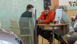 299 zł miesięcznie za nowe auto brzmi jak pomyłka. Klienci szukają, gdzie jest haczyk