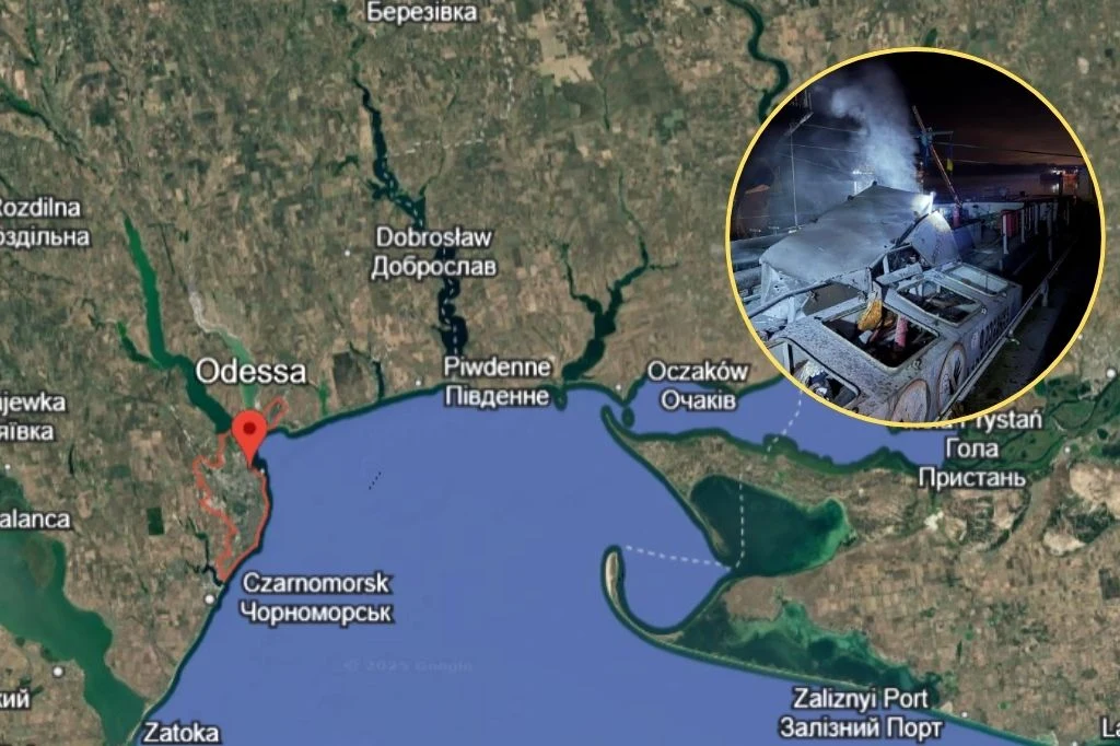 Rosjanie zaatakowali port w Odessie Mapa wybrzeża Morza Czarnego z wyraźnie zaznaczonym położeniem Odessy, Czarnomorska oraz innych pobliskich miejscowości, w prawym górnym rogu wstawka ze zdjęciem przedstawiającym zniszczony lub płonący pojazd lub fragment infrastruktury nocą.