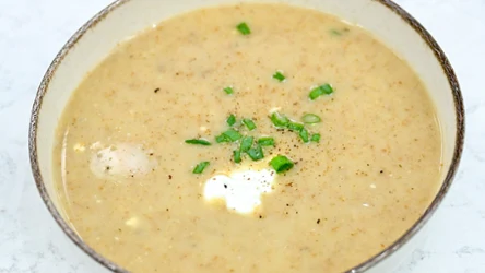 Szybka zupa z tego, co zostało po świętach. Chlebowa od Karoliny Stolarskiej-Bigos zaskakuje głębokim smakiem