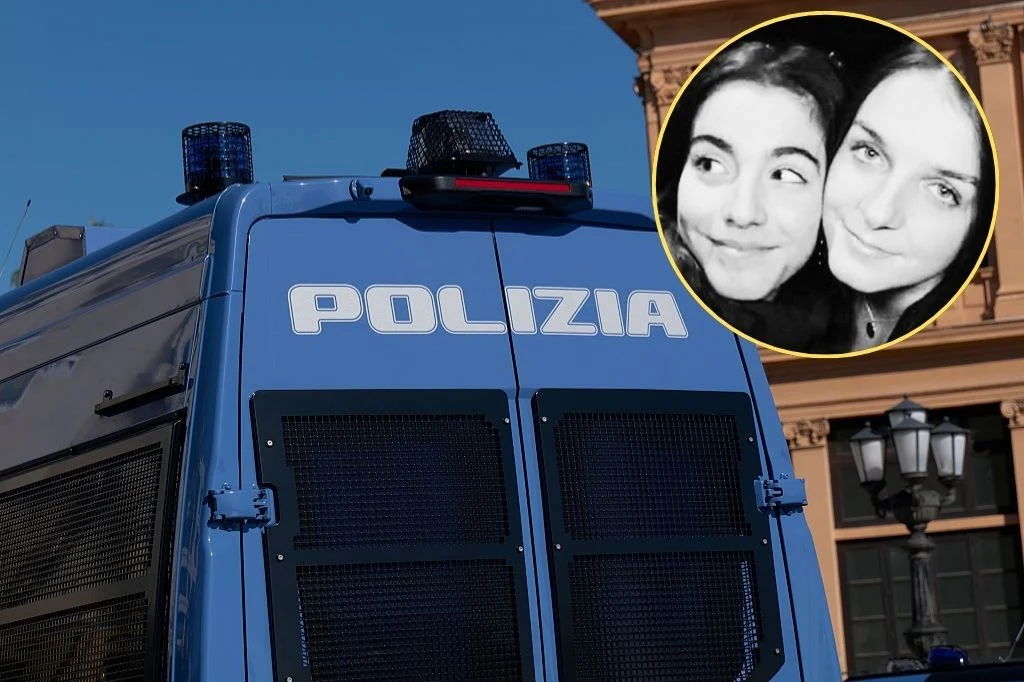 Polak, który śmiertelnie potrącił dwie młode Włoszki opuści areszt Radiowóz policyjny z napisem 'Polizia' stoi na tle miejskich budynków, w prawym górnym rogu znajduje się okrągłe zdjęcie dwóch uśmiechniętych młodych kobiet.