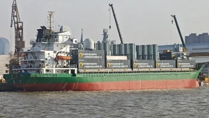 Chiny przerabiają statki towarowe na okręty wojskowe. Kontenery będą wyrzutniami.