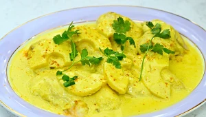 Kurczak w kokosowym sosie Mateusza Gesslera. Aromatyczne curry z ananasem i chilli