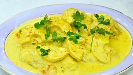 Kurczak w kokosowym sosie Mateusza Gesslera. Aromatyczne curry z ananasem i chilli