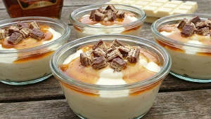 Białoczekoladowa fantazja z klonowym akcentem. Szybki deser w domowej wersji