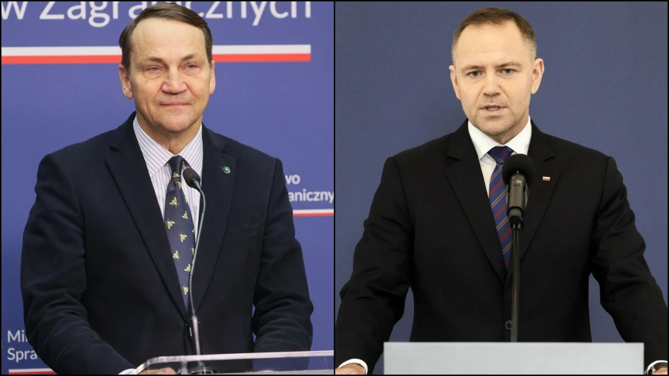 Sikorski odpowiada Nawrockiemu. "Pragnę pana uspokoić" Dwóch mężczyzn w garniturach stoi przy mównicach na tle niebieskich tablic z oficjalnymi napisami. Obaj mają poważne wyrazy twarzy i są w trakcie przemówienia lub udzielania informacji.