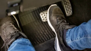 Skuteczność hamowania zależy nie tylko od klocków i tarcz, ale też od stanu płynu w układzie.