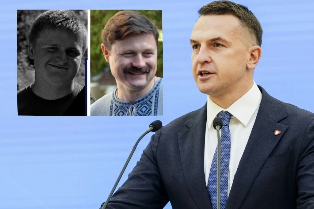 Szłapka podzielił się historią z Ukrainy. W tle słowa Nawrockiego Mężczyzna w garniturze i krawacie przemawia przy mikrofonie na tle jasnoniebieskiej ściany, w lewym górnym rogu dwa portrety innych mężczyzn, z których jeden ma wąsy i haftowaną koszulę.