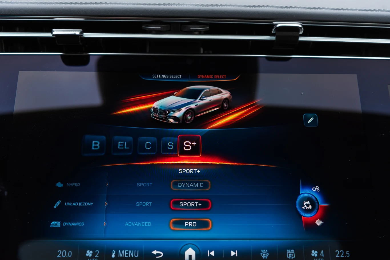 Wyświetlacz multimedialny samochodu prezentujący ustawienia trybów jazdy, z widoczną grafiką sportowego auta oraz opcją wyboru różnych trybów, takich jak Sport+ czy Dynamic.