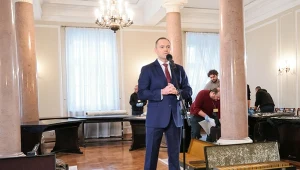 Prezydent Karol Nawrocki. W tle proces demontażu Okrągłego Stołu w Pałacu Prezydenckim