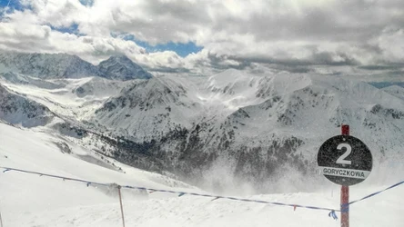 Widoki na Tatry Wysokie z Kasprowego Wierchu robią wrażenie. Trasa Goryczkowa ma do zaoferowania wiele atrakcji, ale nie każdy jej podoła