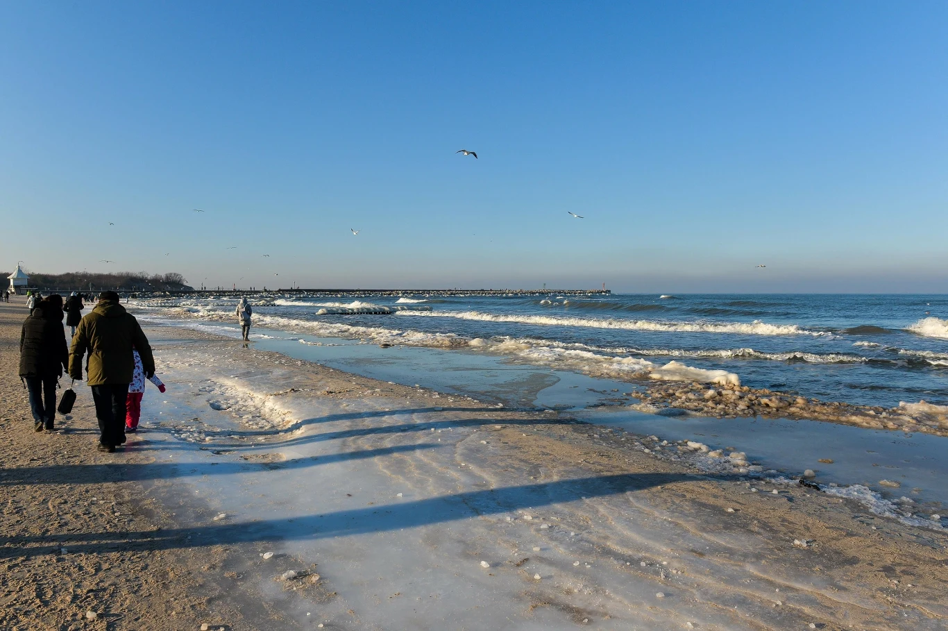 Ustka zachwyca zimową porą. Oferuje spacery pustymi plażami oraz baseny termalne