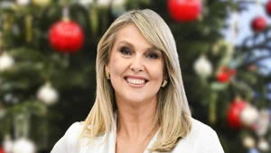 Ewa Wachowicz na tle choinki w studiu "halo tu polsat"