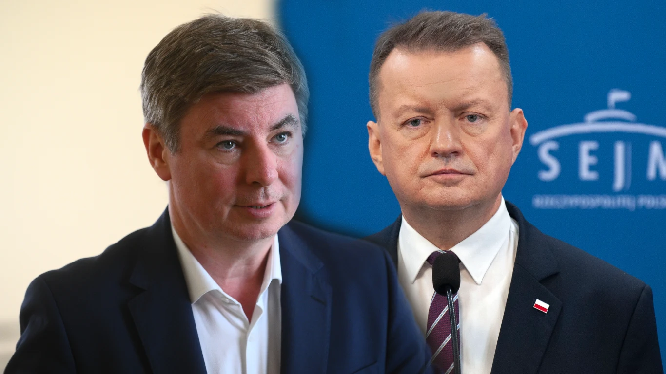 Mariusz Błaszczak (na zdj. po prawej) wzywa Jana Grabca (po lewej) do dymisji Dwóch mężczyzn w garniturach, jeden z neutralnym tłem, drugi na tle niebieskiej planszy z napisem Sejm i godłem Polski, poważne wyrazy twarzy, formalny charakter ujęcia.