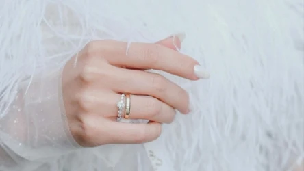 Trendy w ślubnym manicure