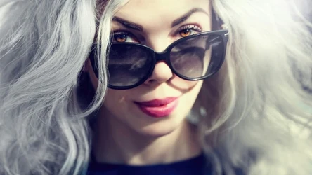 Grey blending to metoda, dzięki której połączysz swoje siwe włosy z odpowiednią farbą